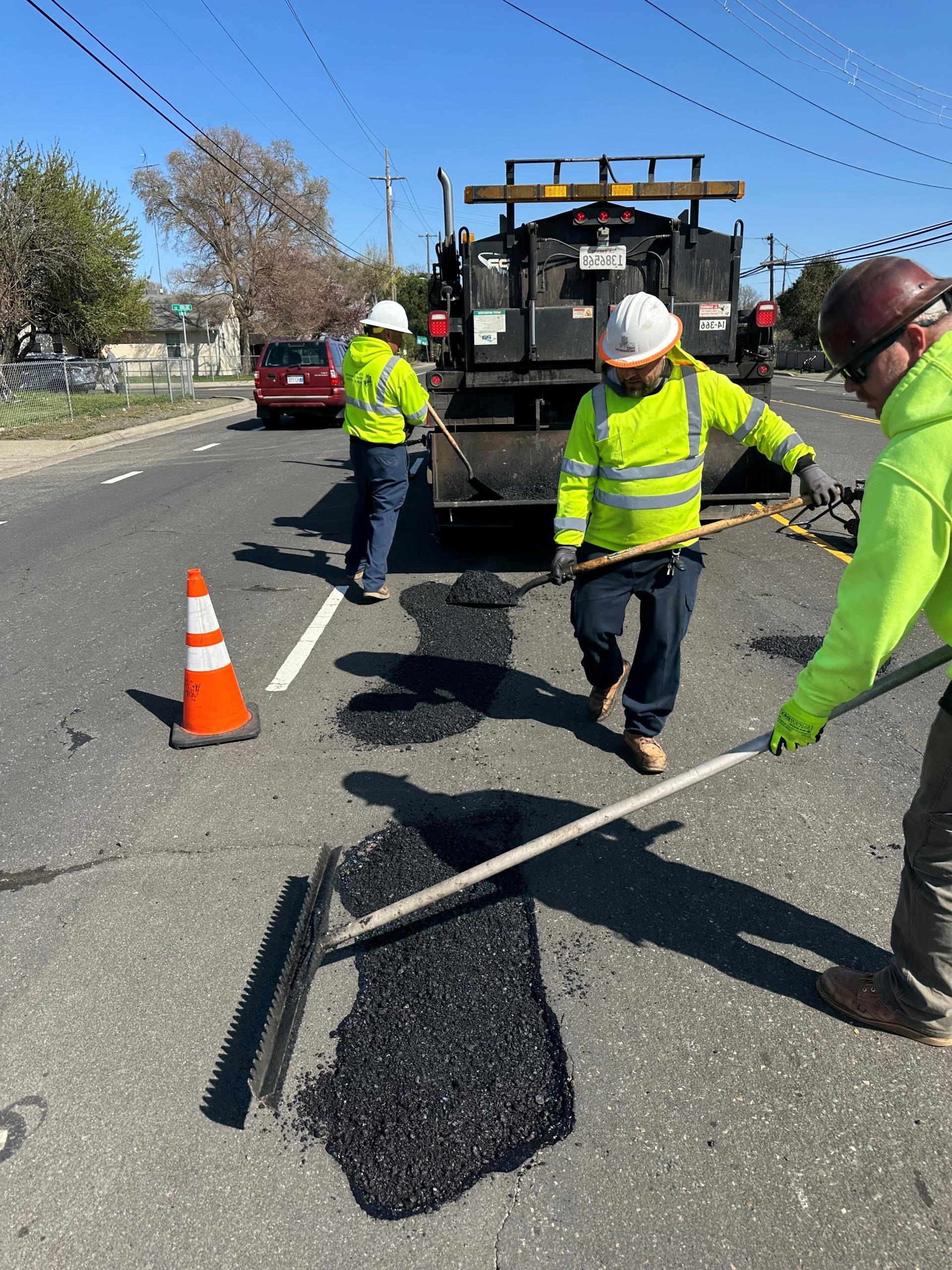 Pothole repair-Sacramento Ave-3-16-23